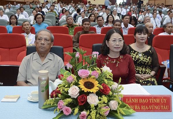 Ông Nguyễn Tuấn Minh, nguyên Ủy viên Trung ương Đảng, nguyên Bí thư Tỉnh ủy và bà Nguyễn Thị Yến, Phó Bí thư Thường trực Tỉnh ủy, Trưởng Đoàn ĐBQH tỉnh tham dự họp mặt.