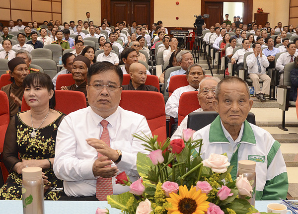 Thiếu tướng Nguyễn Minh Ninh, nguyên Chủ tịch UBND tỉnh (bên phải) và ông Nguyễn Văn Trình, nguyên Chủ tịch UBND tỉnh (bên trái) tham dự họp mặt.