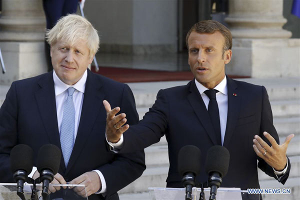 Tổng thống Pháp Emmanuel Macron (phải) và Thủ tướng Anh Boris Johnson tại cuộc họp báo ở Paris ngày 22/8/2019. 