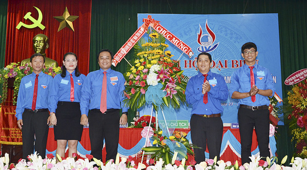 Anh Nguyễn Minh Triết, Phó Bí thư Tỉnh Đoàn, Chủ tịch Hội LHTN tỉnh (thứ ba bên trái sang) tặng hoa chúc mừng Đại hội.