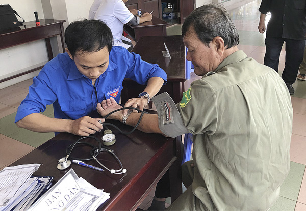 Phong trào “Thanh niên tình nguyện” thu hút hàng hàng chục ngàn lượt hội viên tham gia. Trong ảnh: Y sĩ Trần Ngọc Hoài, CLB Thầy thuốc trẻ Trung tâm Y tế huyện Long Điền khám bệnh và phát thuốc miễn phí cho người nghèo.