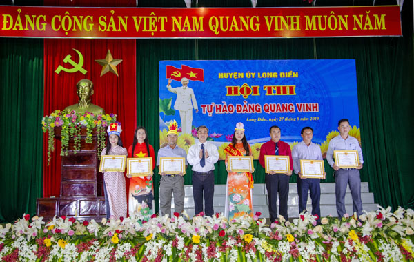 Ông Võ Hữu Hạnh, Phó Bí thư Thường trực Huyện ủy, Chủ tịch HĐND huyện trao giải cho các đơn vị có xuất sắc tại Hội thi “Tự hào Đảng quang vinh”.