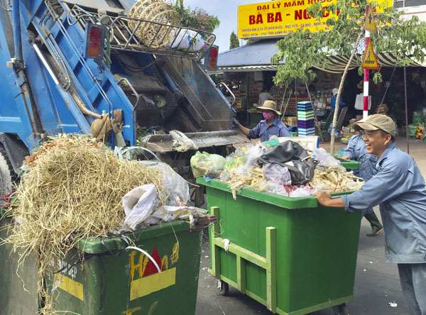 Lượng chất thải rắn sinh hoạt đang tăng nhanh nên nguy cơ ô nhiễm càng cao.  Trong ảnh: Công nhân Công ty CP dịch vụ môi trường đô thị Bà Rịa thu gom rác sinh hoạt tại TP. Bà Rịa.