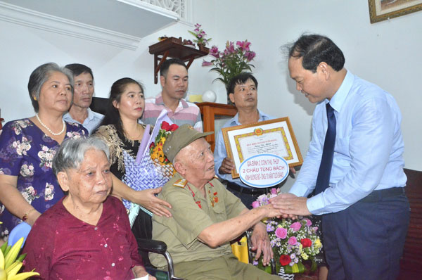 Ông Mai Ngọc Thuận, Ủy viên Ban Thường vụ Tỉnh ủy, Bí thư Thành ủy Vũng Tàu trao huy hiệu 50 tuổi Đảng cho ông Lương Văn Thảnh.