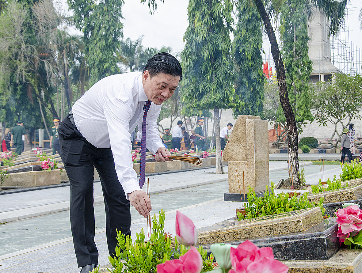 Ông Nguyễn Thành Long, Ủy viên Ban Thường vụ Tỉnh ủy, Quyền Chủ tịch UBND tỉnh thắp nhang tại các phần mộ liệt sĩ.