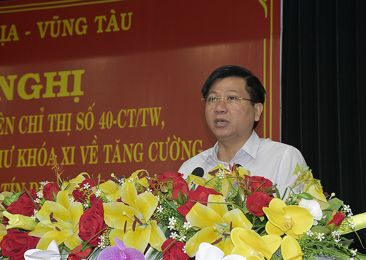 Ông Trần Văn Tuấn, Phó Chủ tịch UBND tỉnh, Trưởng Ban đại diện NHCSXH tỉnh báo cáo kết quả 5 năm thực hiện Chỉ thị 40-CT/TW.