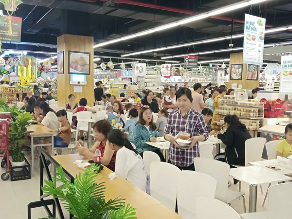 Khu vực bán thức ăn nhanh của Siêu thị Lotte Mart Vũng Tàu thu hút đông người dân và du khách đến ăn uống.