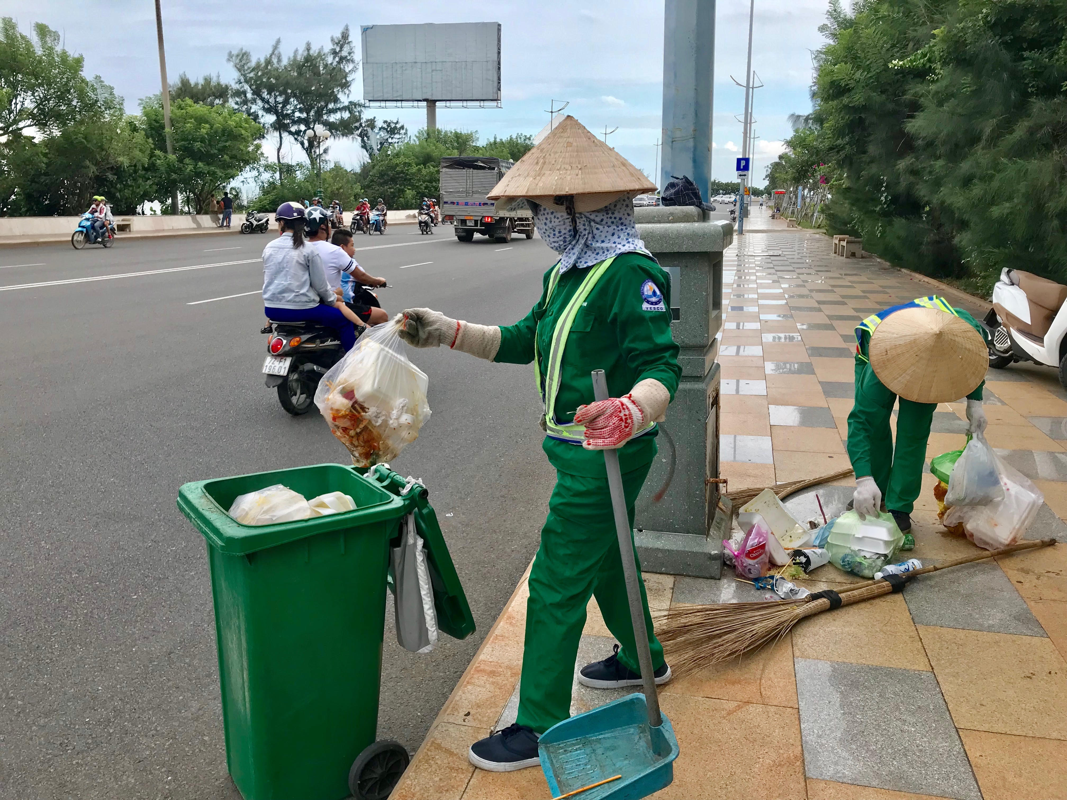Công nhân Công ty CP Dịch vụ môi trường và Công trình đô thị Vũng Tàu thu gom rác trên đường Thùy Vân (TP. Vũng Tàu) chiều ngày 1/9.