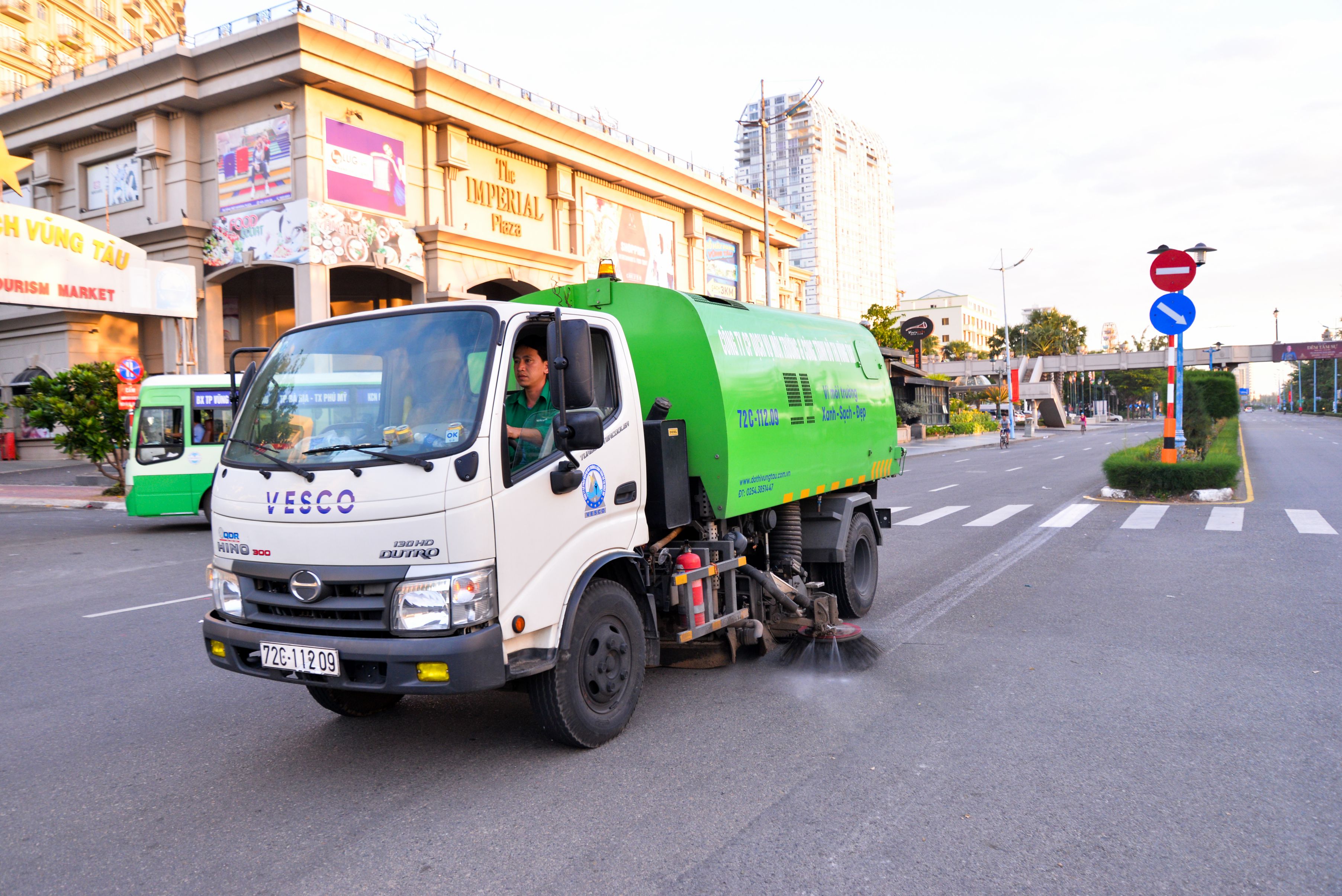 Ngoài thu gom rác, Công ty CP Dịch vụ môi trường và Công trình đô thị Vũng Tàu còn bố trí xe hút bụi, làm sạch đường.
