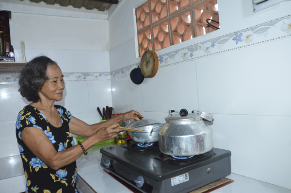 Căn bếp của bà Tư gọn gàng, sạch sẽ sau khi được Hội LHPN phường Thắng Tam ủng hộ kinh phí xây mới.