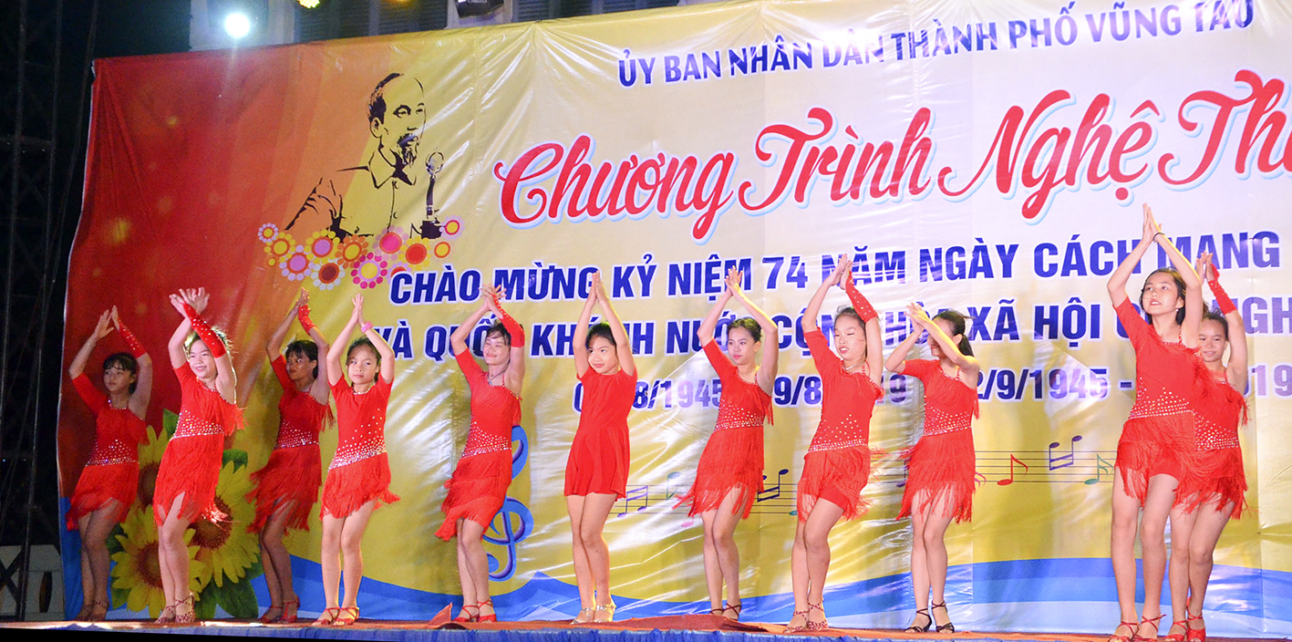 CLB khiêu vũ (Nhà Thiếu nhi tỉnh) biểu diễn tiết mục nhảy Chachacha.
