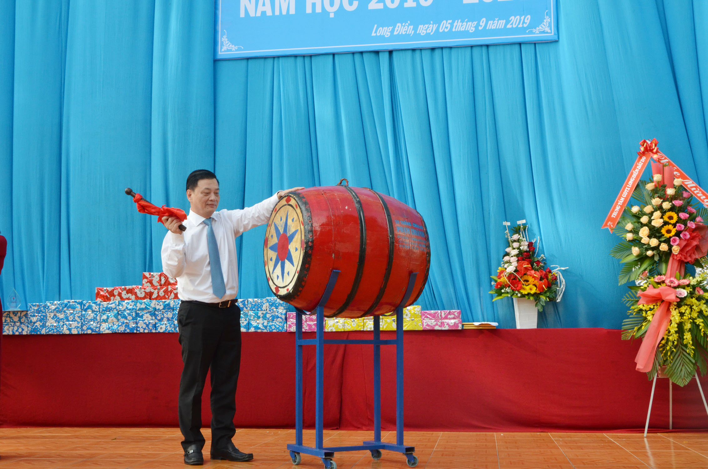 Ông Nguyễn Thành Long, Ủy viên Ban Thường vụ Tỉnh ủy. Quyền Chủ tịch UBND tỉnh đánh trống khai giảng năm học mới tại Trường THPT Trần Văn Quan (huyện Long Điền).