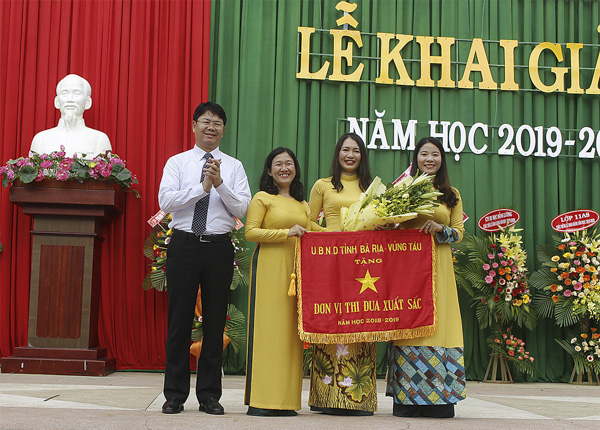 Ông Nguyễn Thanh Tịnh, Phó Chủ tịch UBND tỉnh trao Cờ thi đua xuất sắc năm học 2018-2019 của UBND tỉnh cho Trường THPT Vũng Tàu.