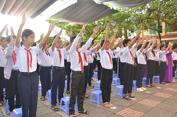 HS Trường Nuôi dạy trẻ khuyết tật Bà Rịa hát Quốc ca bằng tay trong Lễ Khai giảng.