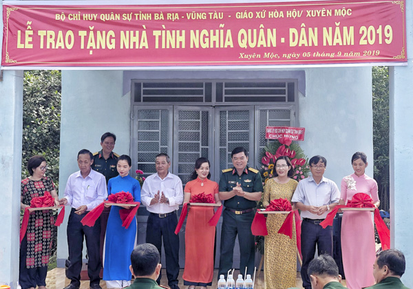 Đại diện Bộ CHQS tỉnh và chính quyền địa phương bàn giao nhà cho gia đình ông Phan Hữu Hiệp.