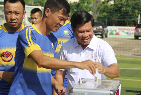 Ông Nguyễn Văn Xinh, Ủy viên Ban Thường vụ Tỉnh ủy, Trưởng Ban  Tuyên giáo Tỉnh ủy và các vận động viên ủng hộ Quỹ “Chung một tấm lòng  Bà Rịa - Vũng Tàu”.