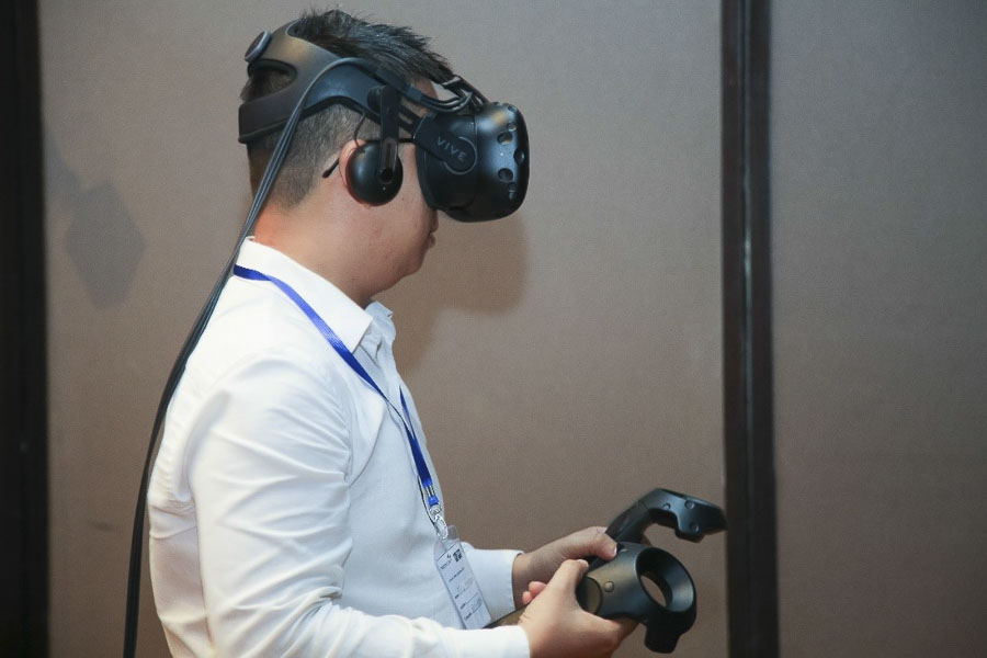 Khách mời trải nghiệm công nghệ thực tế ảo VR tại hội thảo. (Ảnh: Trainor)