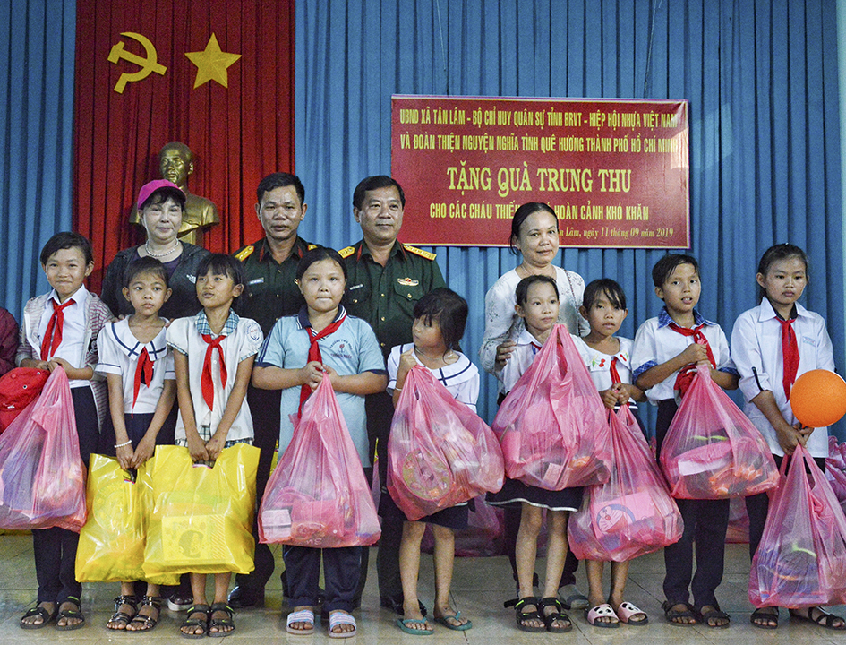 Đại diện Bộ CHQS tỉnh và các nhà tài trợ trao quà Trung thu cho trẻ em có hoàn cảnh khó khăn trên địa bàn xã Tân Lâm (huyện Xuyên Mộc).