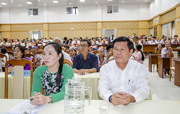 Ông Nguyễn Văn Xinh, Ủy viên Ban Thường vụ Tỉnh ủy, Trưởng Ban Tuyên giáo Tỉnh ủy cùng các đại biểu tham dự Hội thi “Tự hào Đảng quang vinh” do Huyện ủy Long Điền tổ chức.