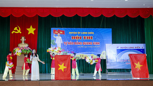 Phần thi thuyết trình kết hợp sân khấu hóa của Đội trường TH Lê Lợi.