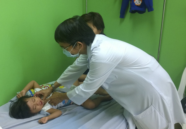 Bác sĩ Vương Quang Thắng thăm khám cho một bệnh nhi tại Khoa Nhi, Bệnh viện Bà Rịa.