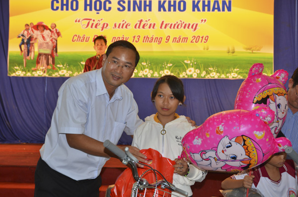Ông Nguyễn Tấn Bản, Phó Chủ tịch UBND huyện Châu Đức trao quà và xe đạp cho HS có hoàn cảnh khó khăn.