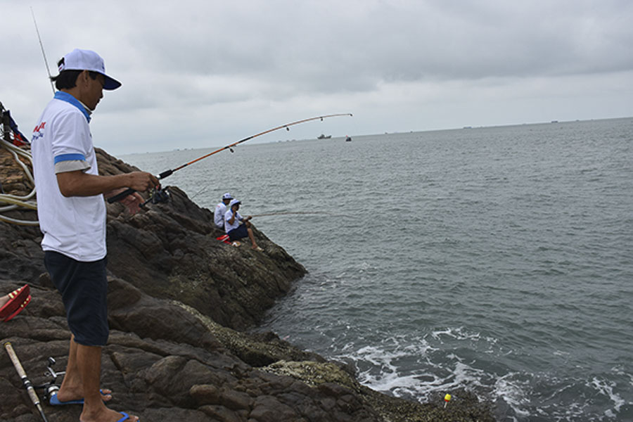 Các thí sinh dự thi phần thi câu cá, một sự kiện nằm trong khuôn khổ Lễ hội Đình thần Thắng Tam