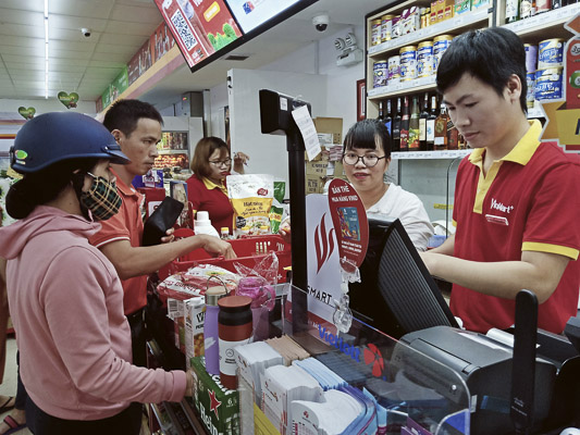 Khách hàng thanh toán tại cửa hàng VinMart+ (921, Bình Giã, TP. Vũng Tàu). Ảnh: ĐÔNG HIẾU