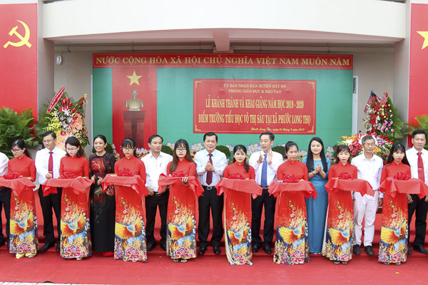Lãnh đạo huyện Đất Đỏ cắt băng khánh thành Trường TH Võ Thị Sáu và khai giảng năm học mới 2019-2020. Ảnh: TUẤN VŨ
