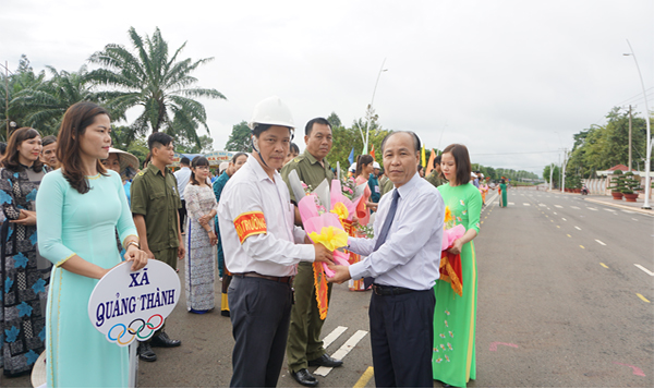 Ông Nguyễn Văn Việt, Phó Bí thư Thường trực Huyện ủy Châu Đức trao Cờ lưu niệm cho các đội tham gia hội thao.