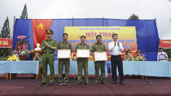 Ông Lê Thanh Liêm (bìa phải), Phó Chủ tịch UBND huyện Châu Đức và Đại tá Nguyễn Anh Hùng (bìa trái), Phó Giám đốc Công an tỉnh trao giải Nhất, Nhì, Ba cho các đội đạt giải ở nội dung chạy tiếp sức 4x100m cứu người và chữa cháy.