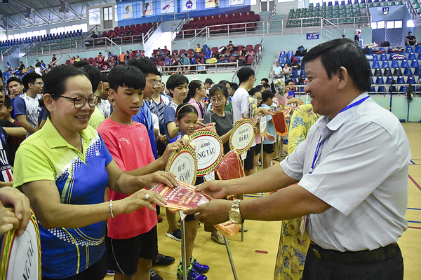 Ông Đặng Văn Cường, Giám đốc Trung tâm Huấn luyện và Thi đấu TDTT tỉnh tặng cờ lưu niệm cho các đội dự giải.