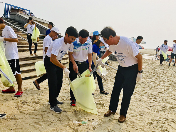 Lãnh đạo TP. Vũng Tàu nhặt rác trên bãi biển Thùy Vân tại sự kiện 