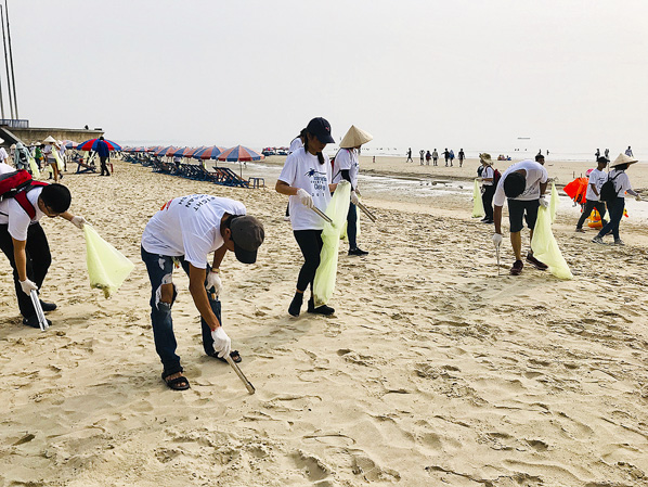 Nhân viên các công ty đến từ TP. Hồ Chí Minh tham gia làm sạch bãi biển.