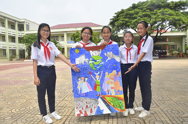 Nhóm HS lớp 8A, Trường THCS Tân Phước (TX.Phú Mỹ) giới thiệu bức tranh “Nữ siêu anh hùng giải cứu Trái đất khỏi ô nhiễm môi trường” của nhóm.