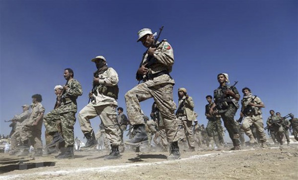 Các tay súng phiến quân Houthi tại thủ đô Sanaa, Yemen.