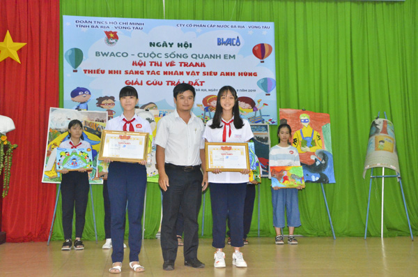 Đại diện Ban tổ chức trao giải Nhất cá nhân cho em Nguyễn Cát My Hồng (HS lớp 8C, Trường THCS Huỳnh Tịnh Của, huyện Long Điền).