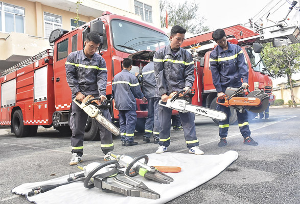 Chiến sĩ Đội chữa cháy và CNCH khu vực 2 kiểm tra, bảo quản phương tiện chữa cháy và CNCH.