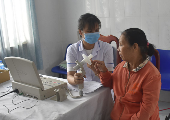 Nhân viên y tế đo chức năng hô hấp cho người dân tại buổi khám sàng lọc bệnh lao, phổi tại Trạm Y tế xã Bưng Riềng  (huyện Xuyên Mộc).