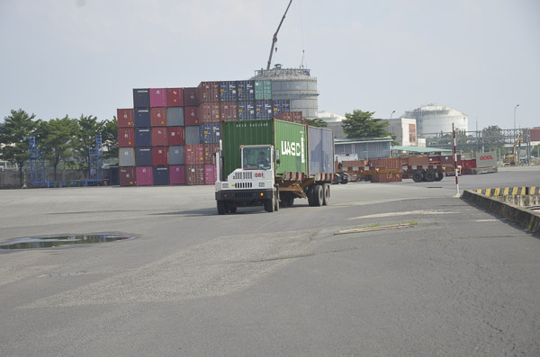 Xe container vận chuyển hàng từ cầu cảng về bãi lưu container tại Cảng TCIT.