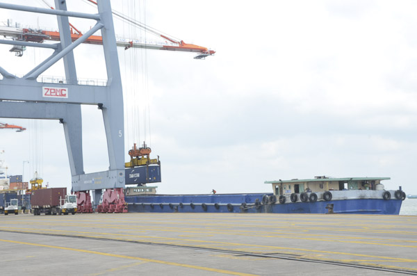 Phát triển logistics sẽ góp phần thúc đẩy tăng trưởng kinh tế. Trong ảnh: Bốc xếp hàng lên sà làn tại Cảng CMIT.