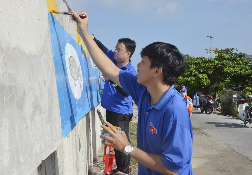 ĐVTN vẽ tranh làm đẹp bờ kè xã Phước Tỉnh, huyện Long Điền, đồng thời tuyên truyền người dân bảo vệ môi trường trong chiến dịch “Hãy làm sạch biển”.