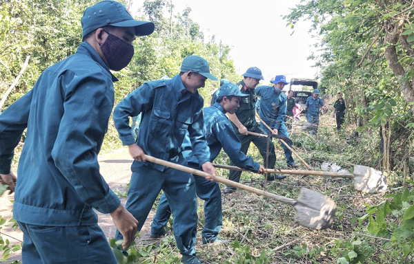 LLVT huyện Châu Đức thực hiện công tác dân vận “Đảng viên tình nguyện tham gia xây dựng nông thôn mới, đô thị văn minh” vào tháng 4/2019 tại thôn 1, xã Bình Trung, huyện Châu Đức.