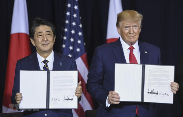 Thủ tướng Nhật Bản Shinzo Abe (trái) và Tổng thống Mỹ Donald Trump tại lễ ký thỏa thuận thương mại song phương ở New York của Mỹ.