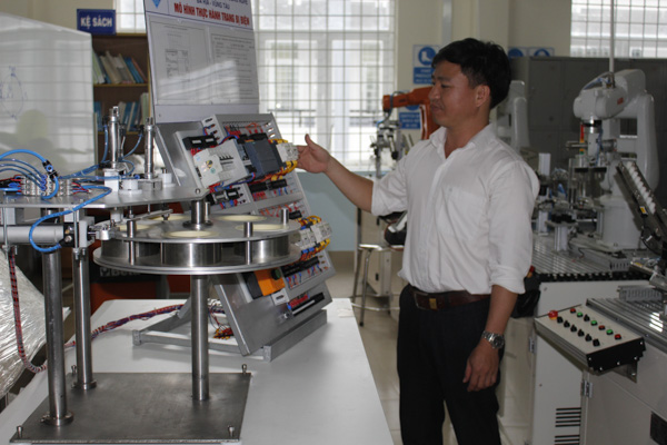 Thầy Trần Văn Nhâm giới thiệu mô hình thực hành Trang bị điện.