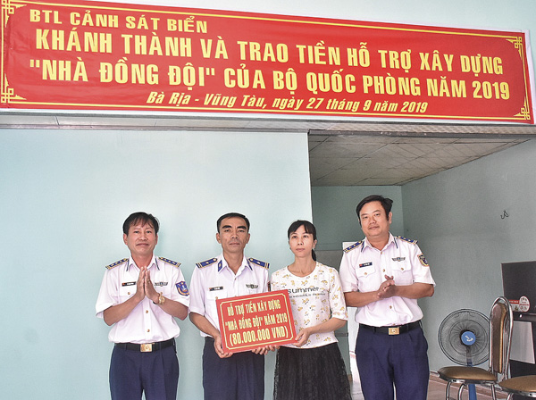 Đại diện Đoàn Đặc nhiệm phòng chống tội phạm ma túy số 3 trao tiền hỗ trợ cho gia đình Thiếu tá Lê Anh Tiến.