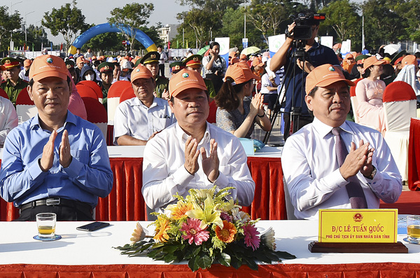 Từ trái qua: Ông Mai Ngọc Thuận, Ủy viên Ban Thường vụ Tỉnh ủy, Phó Chủ tịch HĐND tỉnh; ông Nguyễn Văn Xinh, Ủy viên Ban Thường vụ Tỉnh ủy, Trưởng Ban Tuyên giáo Tỉnh ủy; ông Lê Tuấn Quốc, Phó Chủ tịch UBND tỉnh tham dự buổi lễ.