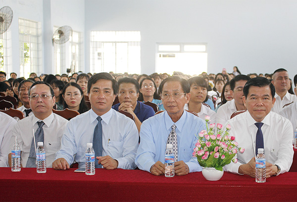 Ông Nguyễn Hồng Lĩnh, Ủy viên Trung ương Đảng, Bí thư Tỉnh ủy, Chủ tịch HĐND tỉnh (thứ  nhất, bên phải sang) và ông Dương Minh Tuấn, Phó Trưởng Đoàn ĐBQH tỉnh (thứ hai, bên trái sang) tham dự Lễ khai giảng.