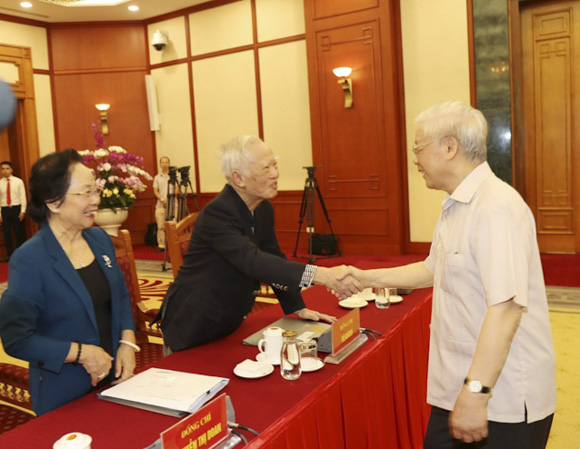 Tổng Bí thư, Chủ tịch nước Nguyễn Phú Trọng, Trưởng Tiểu ban Văn kiện Đại hội XIII của Đảng với các đồng chí nguyên lãnh đạo Đảng và Nhà nước dự Hội nghị.