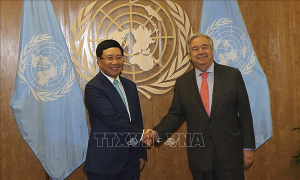 Phó Thủ tướng, Bộ trưởng Ngoại giao Phạm Bình Minh  gặp Tổng thư ký Liên hợp quốc Antonio Guterres. (Nguồn TTXVN)
